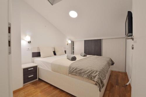 - une chambre avec un grand lit dans l'établissement Apartment Leo - sea view & comfortable, à Ploče