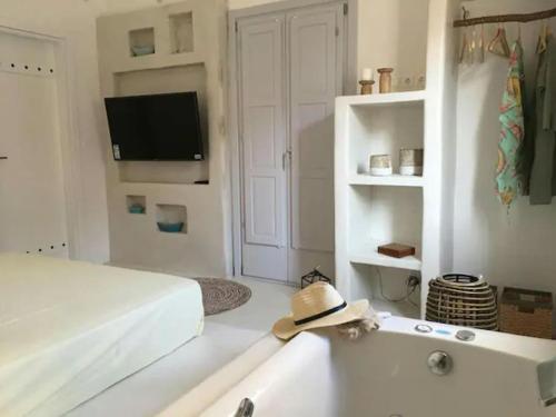 GiSt في ليفاذيا أستيبالياس: غرفة نوم بيضاء مع سرير وقبعة على الحوض