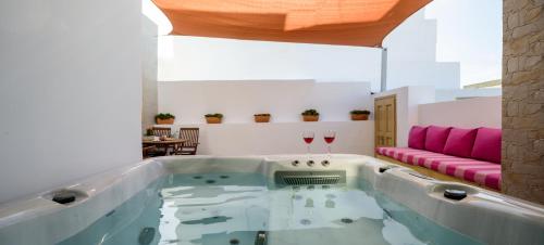 Heart of Oia - Private house with Jacuzzi