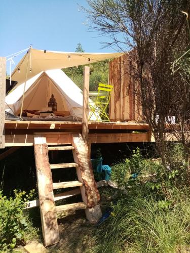 迪伊的住宿－Ecolodge de la Ferme du Chant de Cailloux，帐篷,设有通往帐篷的楼梯