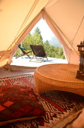 Una habitación con una tienda con una mesa. en Ecolodge de la Ferme du Chant de Cailloux, en Die