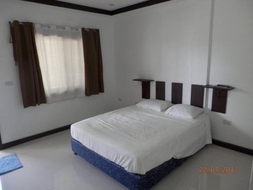 sypialnia z dużym łóżkiem w pokoju w obiekcie Chochotel Panglao Martina Studio 26 sqm good for 2/3 w Panglao City