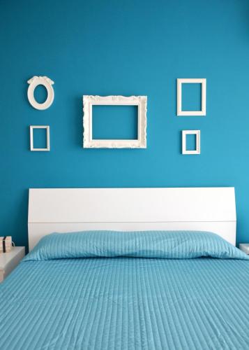 聖塔馬利奈拉的住宿－Il Sestante Santa Marinella，蓝色的卧室,配有一张蓝色墙壁的床