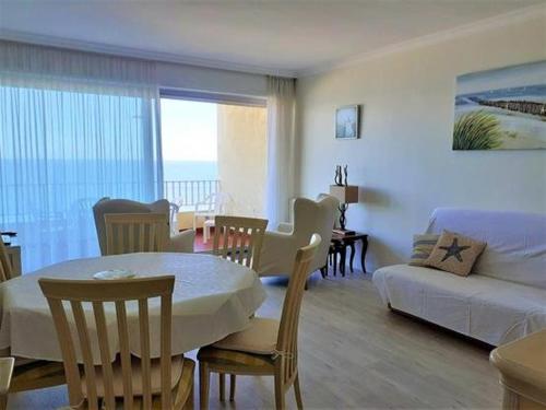 un salon avec une table et un canapé dans l'établissement Appartement en bord de mer à La Baule avec balcon, parking et commodités à proximité ! - FR-1-392-31, à La Baule