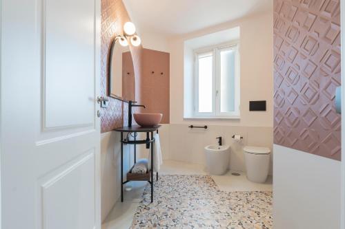 a bathroom with a toilet and a sink at Be Mate Trastevere II in Rome