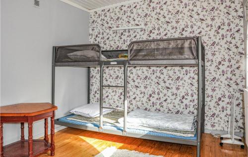 Ce lit se trouve dans un dortoir doté de 2 lits superposés et d'un mur. dans l'établissement Stunning Home In Kristinehamn With Wifi, à Edet