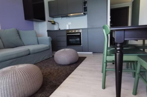 un salon avec un canapé et une table dans l'établissement Bellaviste trilocale vista mare, à Menton