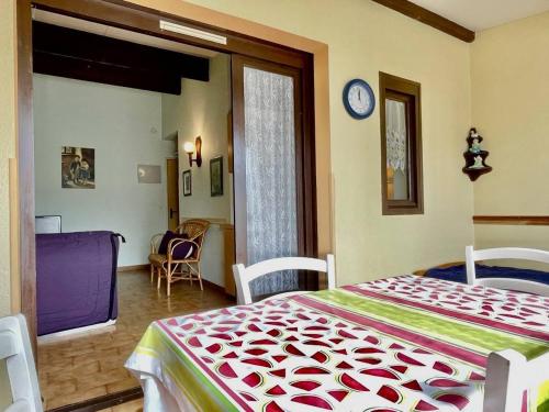 une chambre avec un lit et une horloge au mur dans l'établissement Studio 4 pers, à 500m de la mer avec piscine, tennis et loggia - Argelès-sur-Mer - FR-1-225-527, à Argelès-sur-Mer