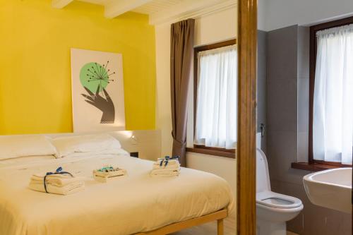 a bedroom with a bed and a sink and a toilet at Le Tofane, vivi la bellezza di Belluno - Primula in Sòis