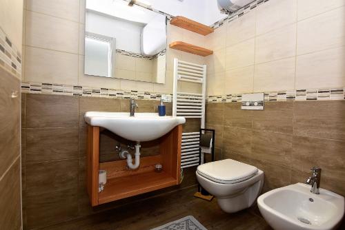 łazienka z umywalką i toaletą w obiekcie Appartamenti CIMA LASTE w mieście Mezzana