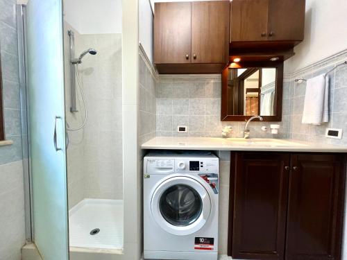 a kitchen with a washing machine in a bathroom at La Cinisara in Carini