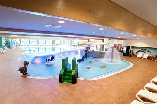 une grande piscine intérieure dans un hôtel dans l'établissement Hotel Sonnenhügel, à Bad Kissingen