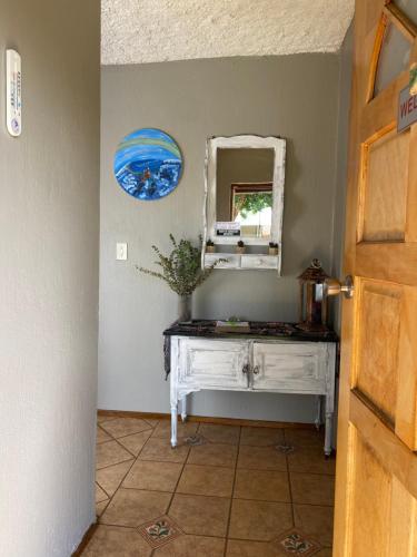 Habitación con tocador blanco y espejo. en Christa's Place 899, en Pretoria