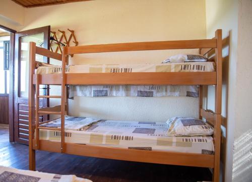 kilka łóżek piętrowych w pokoju w obiekcie Luccia Apartments - Country House at Monastery Saint Naum w Ochrydzie