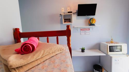 Un dormitorio con una cama con una rosa roja. en Suite 54, en Penha