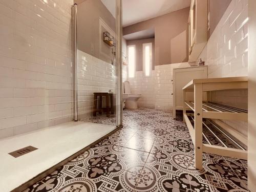 a bathroom with a shower and a tiled floor at Apartamento Cerro del Aire in Las Negras