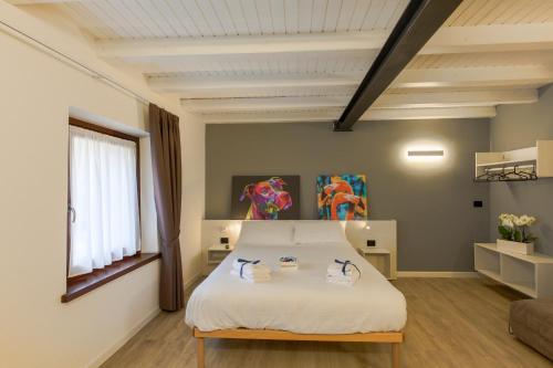 1 dormitorio con 1 cama con 2 toallas en Le Tofane, vivi la bellezza di Belluno - Stella Alpina, en Sòis