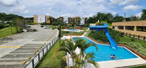 - une vue sur la piscine d'un complexe dans l'établissement Apartamento Nuevo, Eje Cafetero, Rodeado de Naturaleza., à La Tebaida