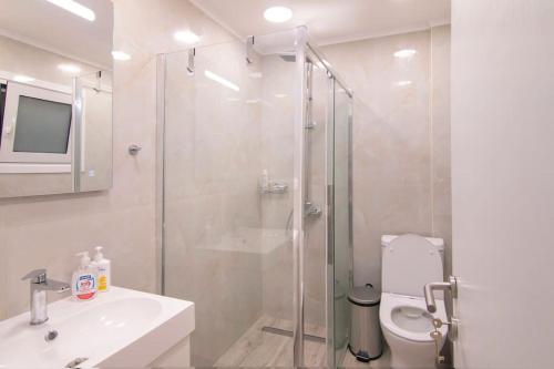 une salle de bains avec douche, toilettes et lavabo dans l'établissement Charming Sweet Apt @Garitsa!, à Corfou