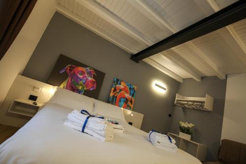 a bedroom with a bed with a dog on the wall at Appartamento immerso nella natura con parcheggio - Stella Alpina in Sòis