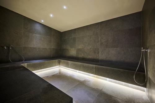 Residence Umag Plava Laguna في أوماغ: حمام مع حوض استحمام في الغرفة