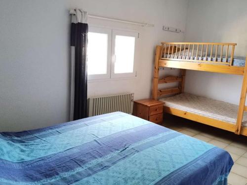 Photo de la galerie de l'établissement Duplex climatisé avec terrasse, 6 couchages, cuisine équipée, barbecue et parking à Marseillan - FR-1-326-470, à Marseillan