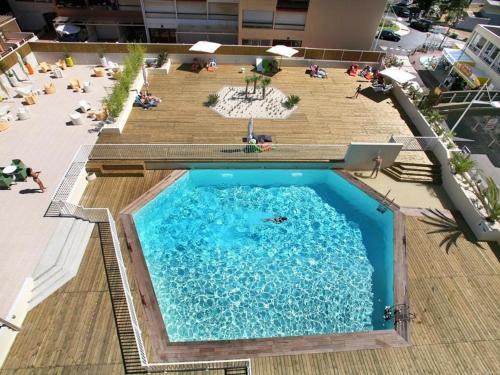 une grande piscine au sommet d'un immeuble dans l'établissement Studio avec Piscine, Salle de Sport et Proche Plage - Cap d'Agde - FR-1-249-217, au Cap d'Agde