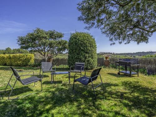 un gruppo di sedie e un pianoforte nell'erba di Casa familiar con piscina a Barcellona