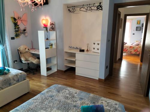 - une chambre avec un bureau et un lit avec un ours en peluche dans l'établissement Villa FloMa by Holiday World, à Rocca San Giovanni