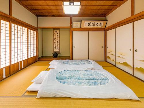 美作市にあるIrori no oyado zen - Vacation STAY 80209vの広い客室で、ベッド3台が備わります。