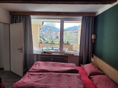 two beds in a room with a window at Ferienwohnung Schöne Auszeit in Oy-Mittelberg