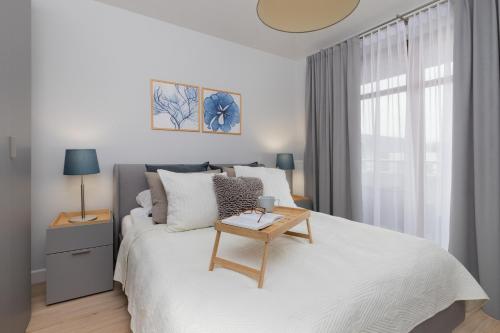sypialnia z łóżkiem ze stołem w obiekcie Apartament Neptun Park by Renters w Gdańsku