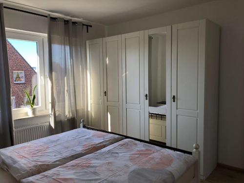 una camera da letto con un letto grande e una finestra di Lotus 5 a Cuxhaven