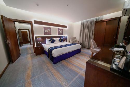 a hotel room with a bed and a desk at فندق سنبات بلاتينيوم in Jazan