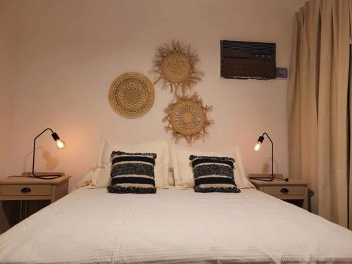 a bedroom with a bed with two lamps and two pillows at Casa Roque Funes, ubicado en Cerro de las Rosas Córdoba, Ofrece, Asador, Pileta, Cercanias, Estadio Kempes, aeropuerto Ambrosio Taravella, Orfeo Superdomo, Sanatorio Allende, Casa con 2 departamentos individuales y áreas comunes in Córdoba