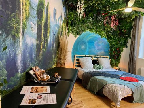 Habitación con 2 camas y un mural en Le monde D avatar avec Balneo et table de massage, en L'Arbresle
