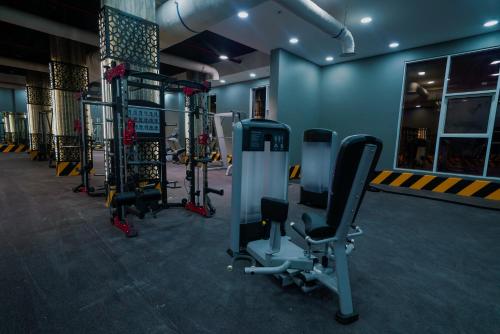 a gym with several treadmills and exercise bikes at فندق سنبات بلاتينيوم in Jazan