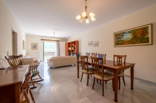 een eetkamer en een woonkamer met een tafel en stoelen bij Alegria Apartment by Home Sweet Home in Nafplio