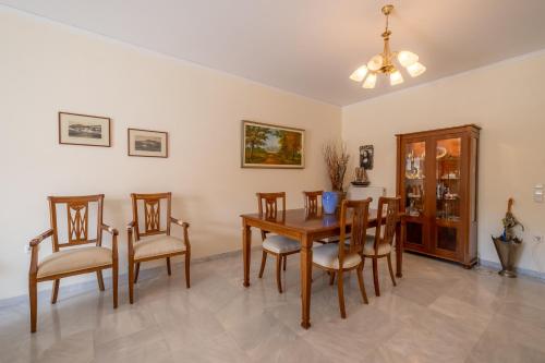 een eetkamer met een tafel en stoelen bij Alegria Apartment by Home Sweet Home in Nafplio