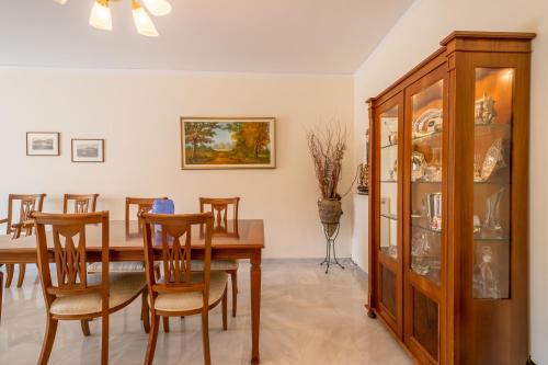 ein Esszimmer mit einem Holztisch und Stühlen in der Unterkunft Alegria Apartment by Home Sweet Home in Nafplio
