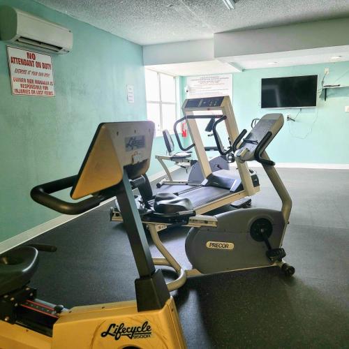 Palestra o centro fitness di Oceanfront Escape With Balcony and heated salt water pool Sleeps 4