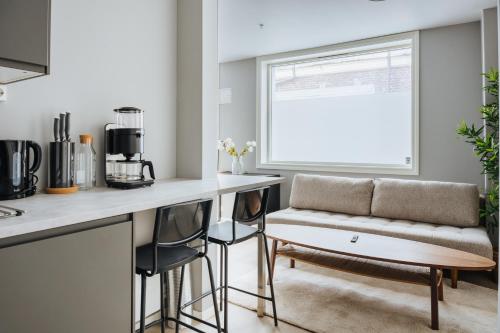 - un salon avec un canapé et une table dans l'établissement Stay Strandgaten - New apartment in city center, à Bergen