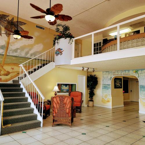 Foto dalla galleria di Oceanfront Escape With Balcony and heated salt water pool Sleeps 4 a Daytona Beach