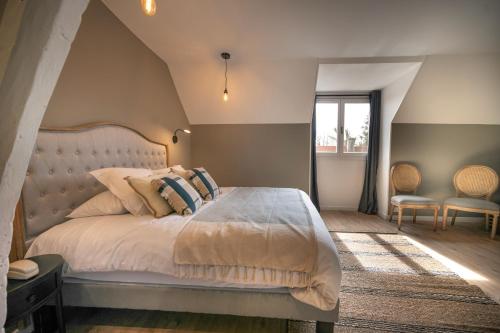 a bedroom with a large bed and a window at Hôtel Restaurant Le Fiacre à Quend plage in Quend