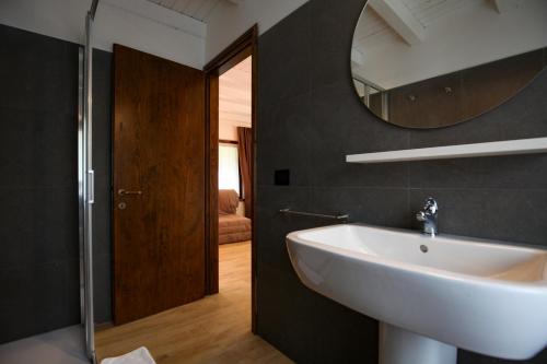 a bathroom with a sink and a mirror at Le Tofane, vivi la bellezza di Belluno - Ciclamino in Sòis