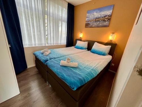 ein Schlafzimmer mit einem Bett mit zwei Handtüchern darauf in der Unterkunft Reumann Holiday Apartments: De Schelp in Zandvoort