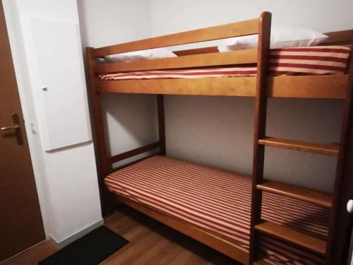quelques lits superposés dans une chambre dans l'établissement Studio Cabine 4 Pers. avec Parking Couvert, Piscine, Salle de Fitness, Proche Pistes - FR-1-404-260, à La Mongie