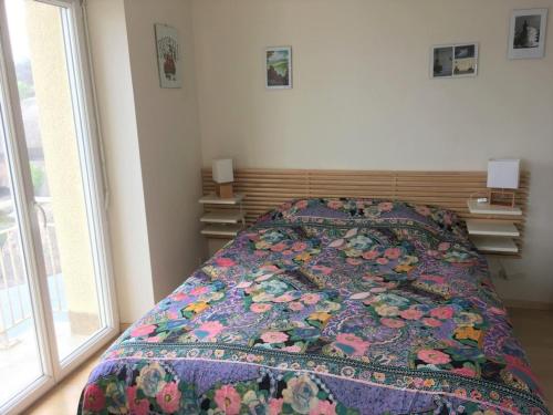 une chambre avec un lit avec une couette dessus dans l'établissement Appartement 3* face mer avec wifi, plage à 50m - Trégastel - FR-1-368-123, à Trégastel