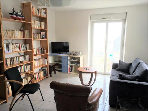 un salon avec un canapé, des chaises et une table dans l'établissement Appartement 3* face mer avec wifi, plage à 50m - Trégastel - FR-1-368-123, à Trégastel