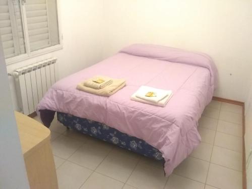 Una cama pequeña con dos toallas encima. en AzulTDF C en Ushuaia